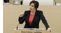 Staatsministerin Christine Haderthauerbei am Rednerpult des Bayerischen Landtags.