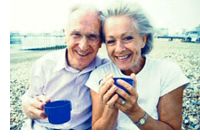Älteres Paar beim Picknick am Strand